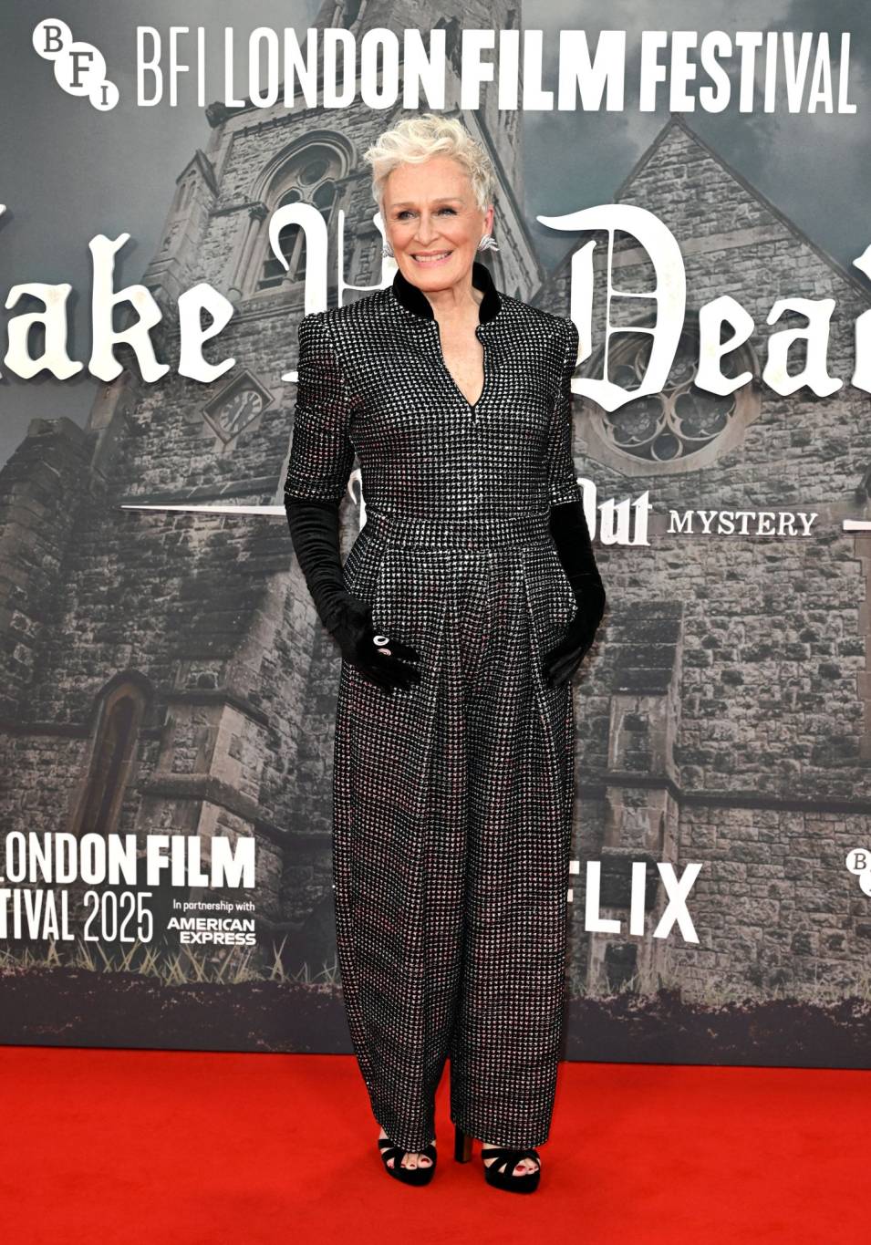 غلين كلوز تتألق بجمبسوت محتشم من Giorgio Armani