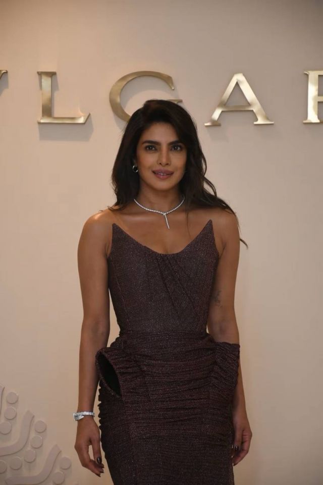 بريانكا شوبرا بإطلالة تجمع السحر الهندي بالفخامة الإيطالية