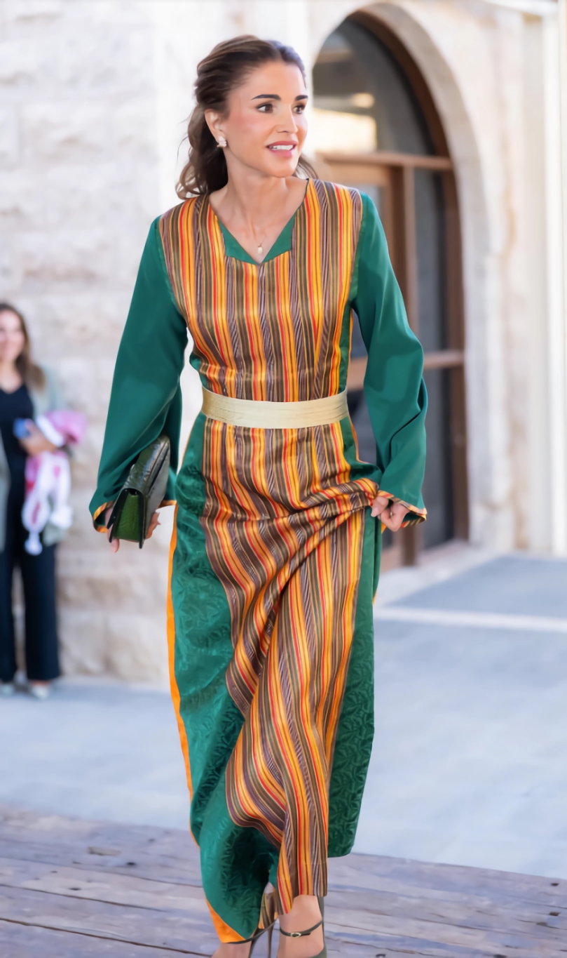 الملكة رانيا العبدالله تتألق بالأخضر والبرتقالي... أناقة مَلكية بتفاصيل شرقية