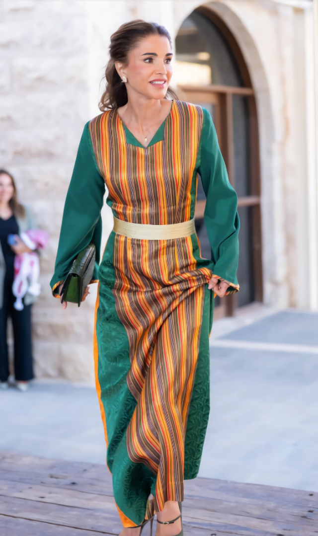 الملكة رانيا العبدالله تتألق بالأخضر والبرتقالي... أناقة مَلكية بتفاصيل شرقية