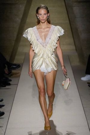 مجموعة “ENTRE DEUX” من Chloé رؤية مبتكرة للأنوثة الساحرة