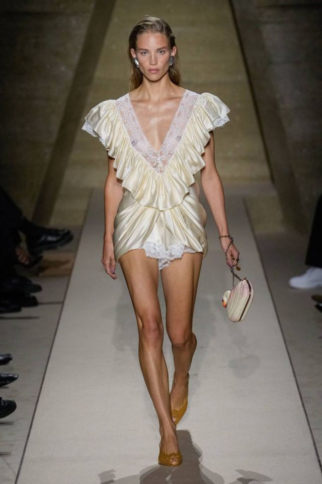 مجموعة “ENTRE DEUX” من Chloé رؤية مبتكرة للأنوثة الساحرة