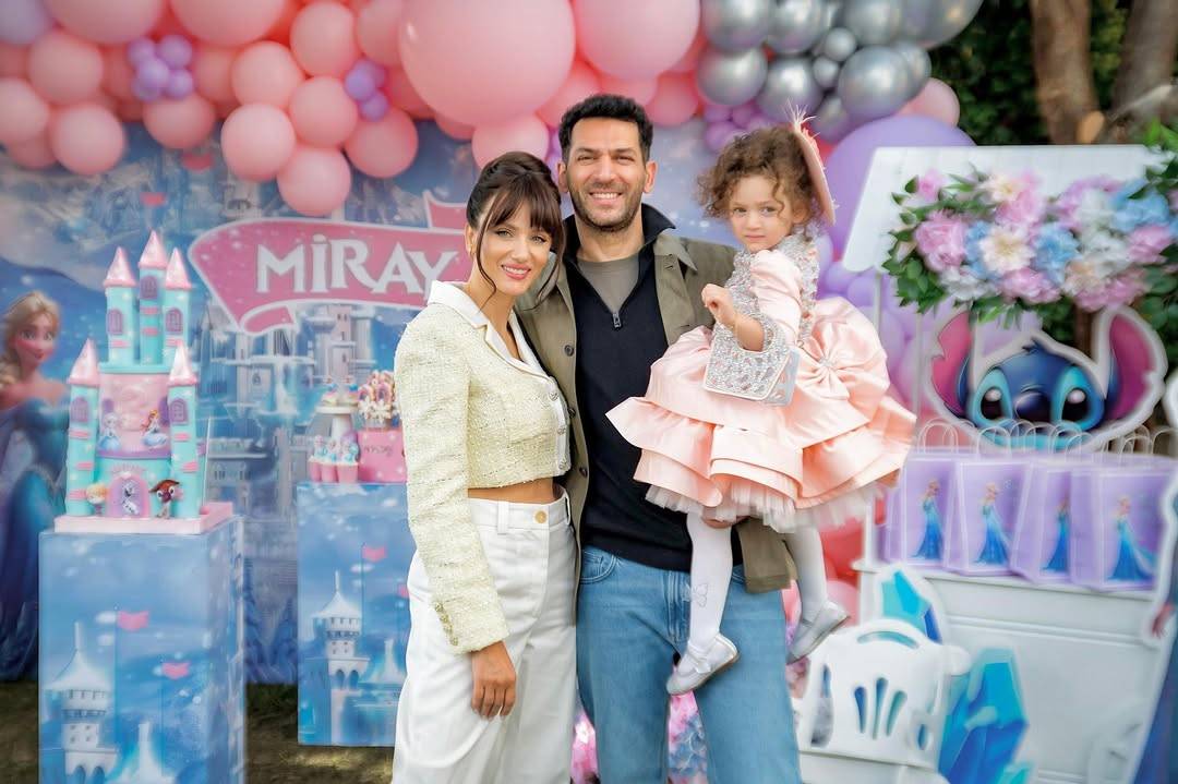 ابنة مراد يلدريم تخطف الأنظار بملامحها الجميلة وشعرها الكيرلي