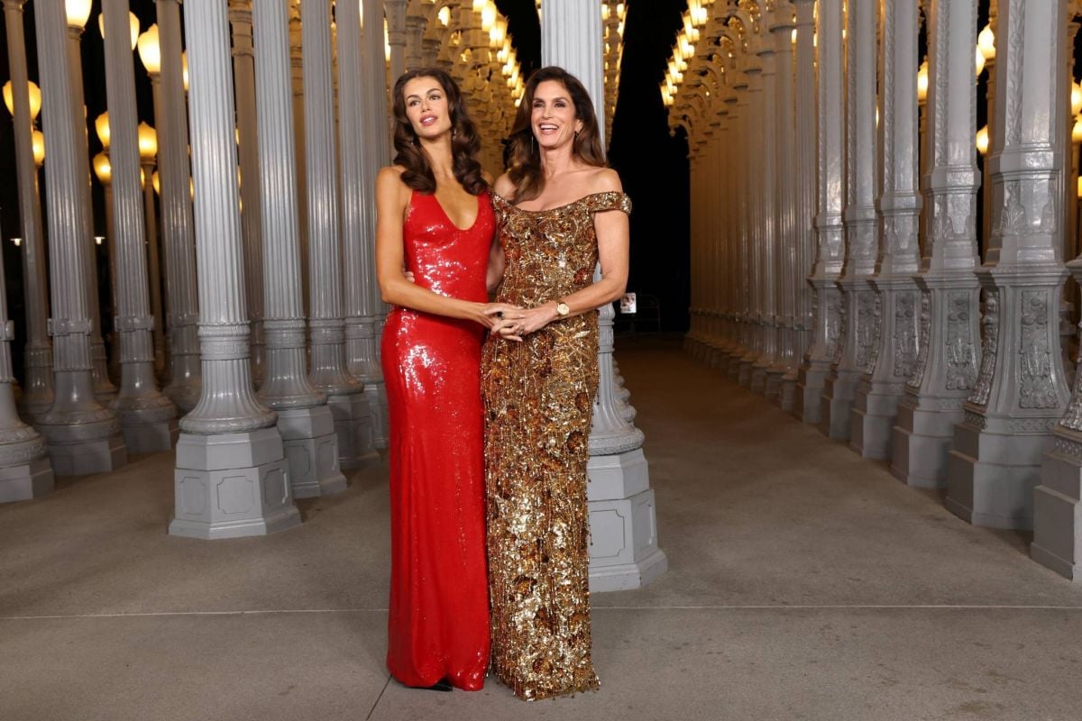 سيندي كروفورد وكايا غربر تتألقان بإطلالة مثالية بين أم وابنتها