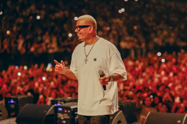 الجمهور يتفاعل مع عمرو دياب