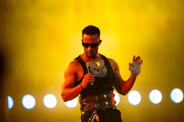 محمد رمضان بإطلالة جديدة في الحفل