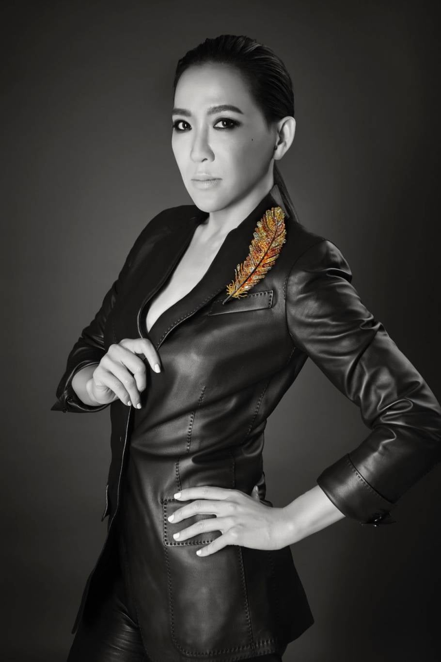 حين تهمس الريشة بالفن: رحلة سيندي تشاو في فضاء الخفّة والجمال