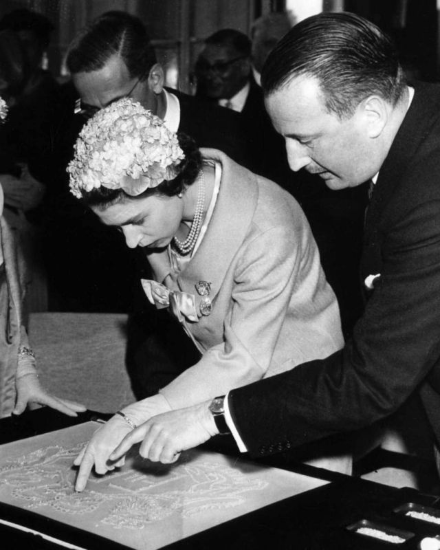 الملكة إليزابيث الثانية ترتدي بروش كولينان الثالث والرابع في عام 1958 خلال زيارة لها إلى هولندا