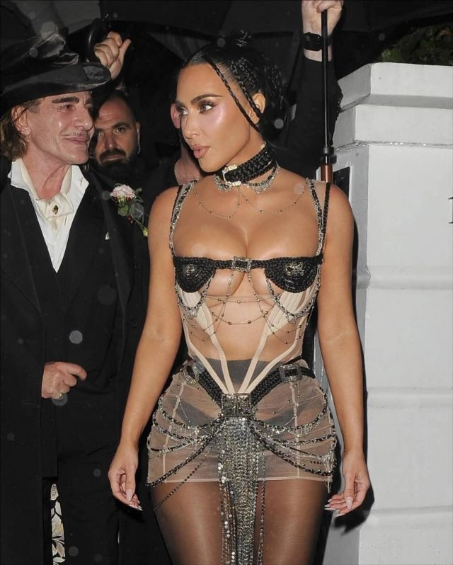 كيم كارداشيان في أولى إطلالات عيد ميلادها الأخير  