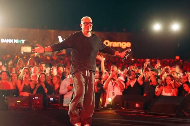 عمرو دياب يتفاعل مع الجمهور