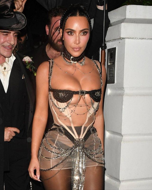 كيم كارداشيان في أولى إطلالات عيد ميلادها الأخير  