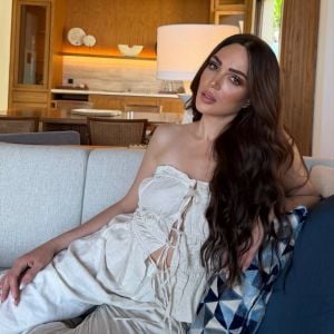 لينا دياب بإطلالة بوهو شيك جريئة بموضة الأربطة