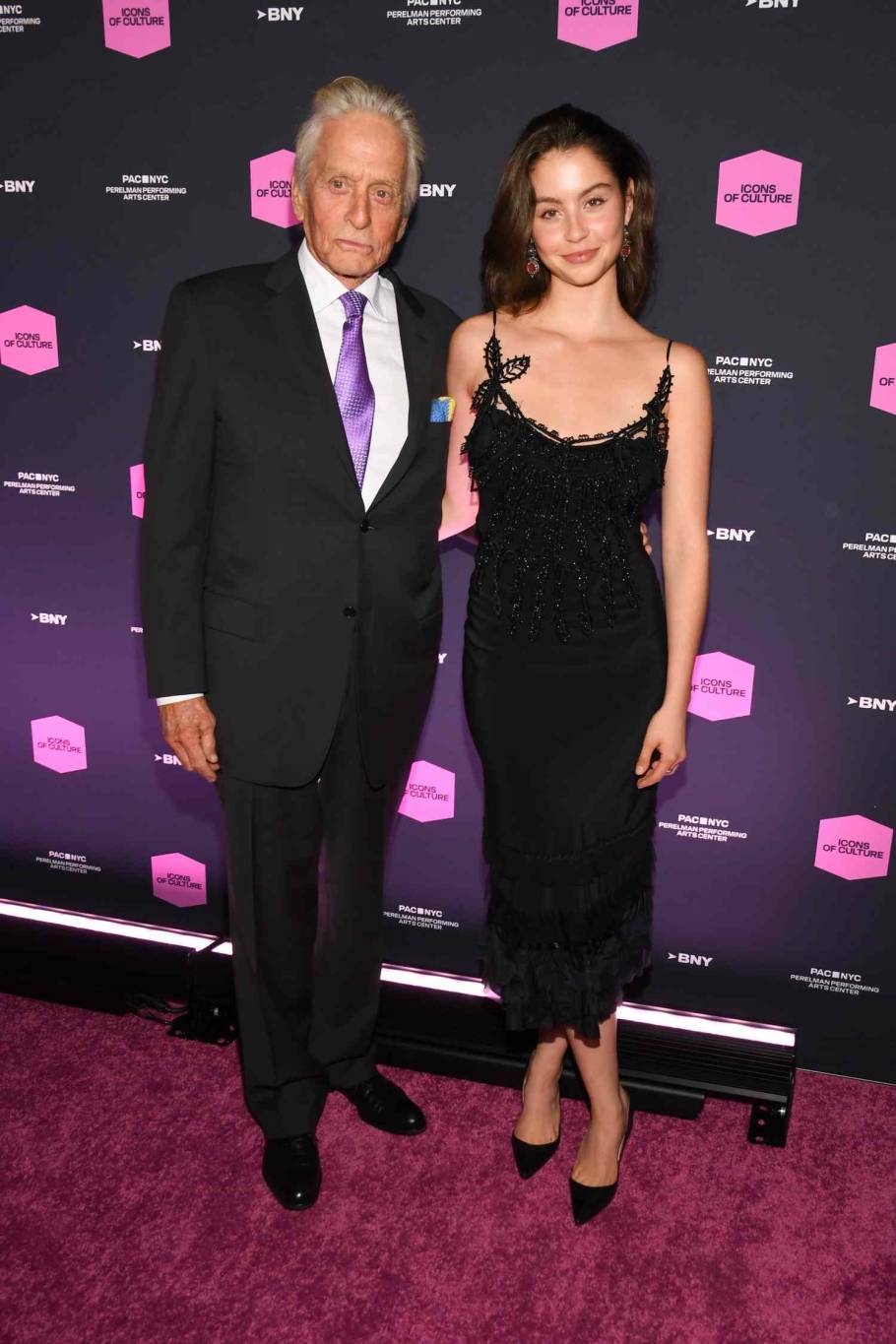 ابنة كاثرين زيتا جونز ومايكل دوغلاس... ترتدي فستان والدتها الأسود الأيقوني بعد 20 عاماً