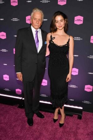 ابنة كاثرين زيتا جونز ومايكل دوغلاس... ترتدي فستان والدتها الأسود الأيقوني بعد 20 عاماً ابنة كاثرين زيتا جونز ومايكل دوغلاس... ترتدي فستان والدتها الأسود الأيقوني بعد 20 عاماً