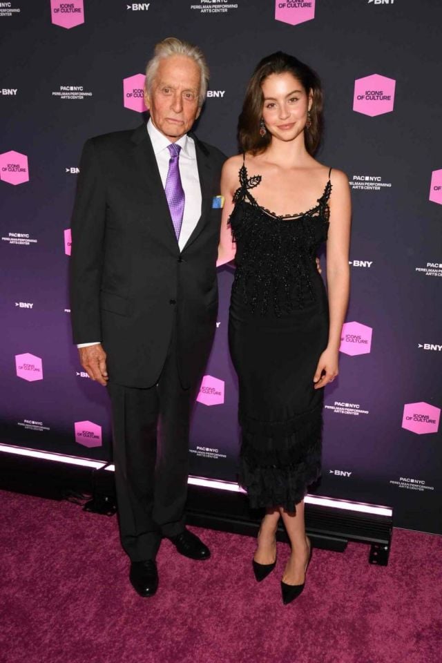 ابنة كاثرين زيتا جونز ومايكل دوغلاس... ترتدي فستان والدتها الأسود الأيقوني بعد 20 عاماً ابنة كاثرين زيتا جونز ومايكل دوغلاس... ترتدي فستان والدتها الأسود الأيقوني بعد 20 عاماً