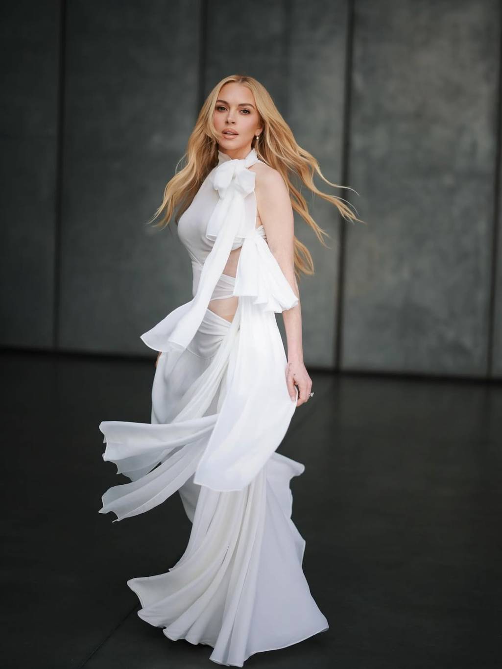 ليندسي لوهان بالأبيض تسأل معجبيها عن الوضعية المفضّلة