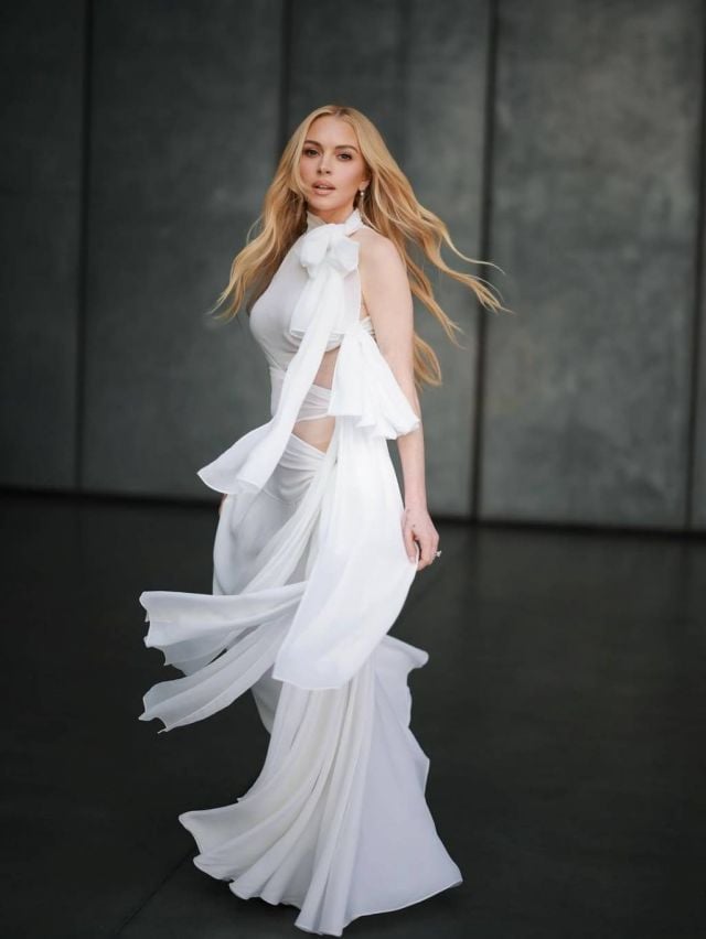 ليندسي لوهان بالأبيض تسأل معجبيها عن الوضعية المفضّلة