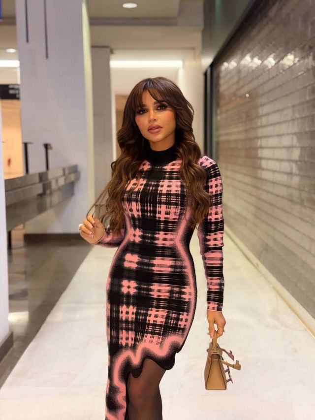 نهى نبيل تبرع في تنسيق فستانها الضيّق 