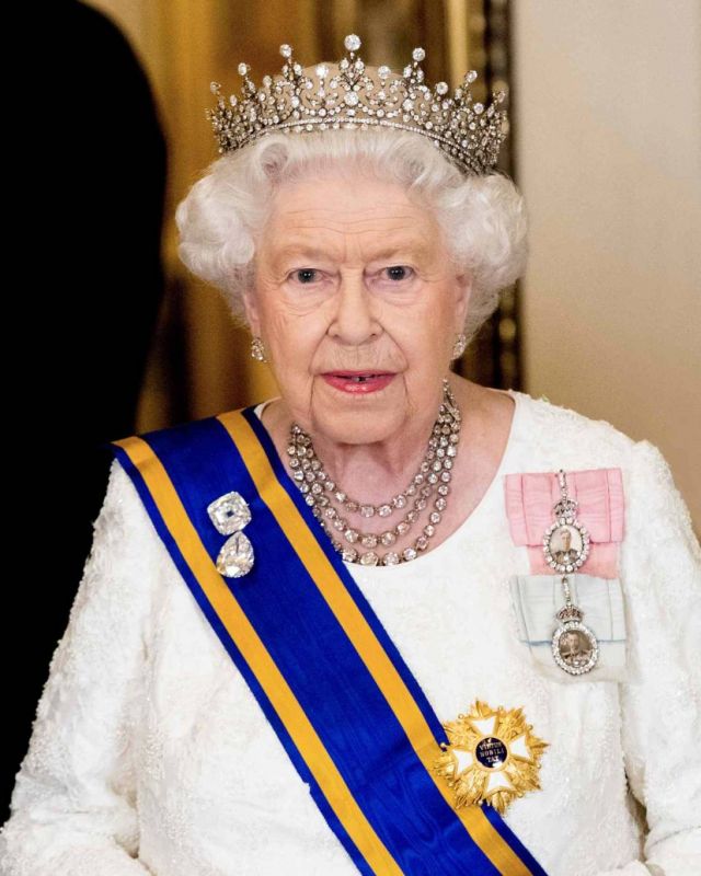 الملكة إليزابيث الثانية ترتدي البروش خلال مأدبة عشاء رسمية في عام 2018 