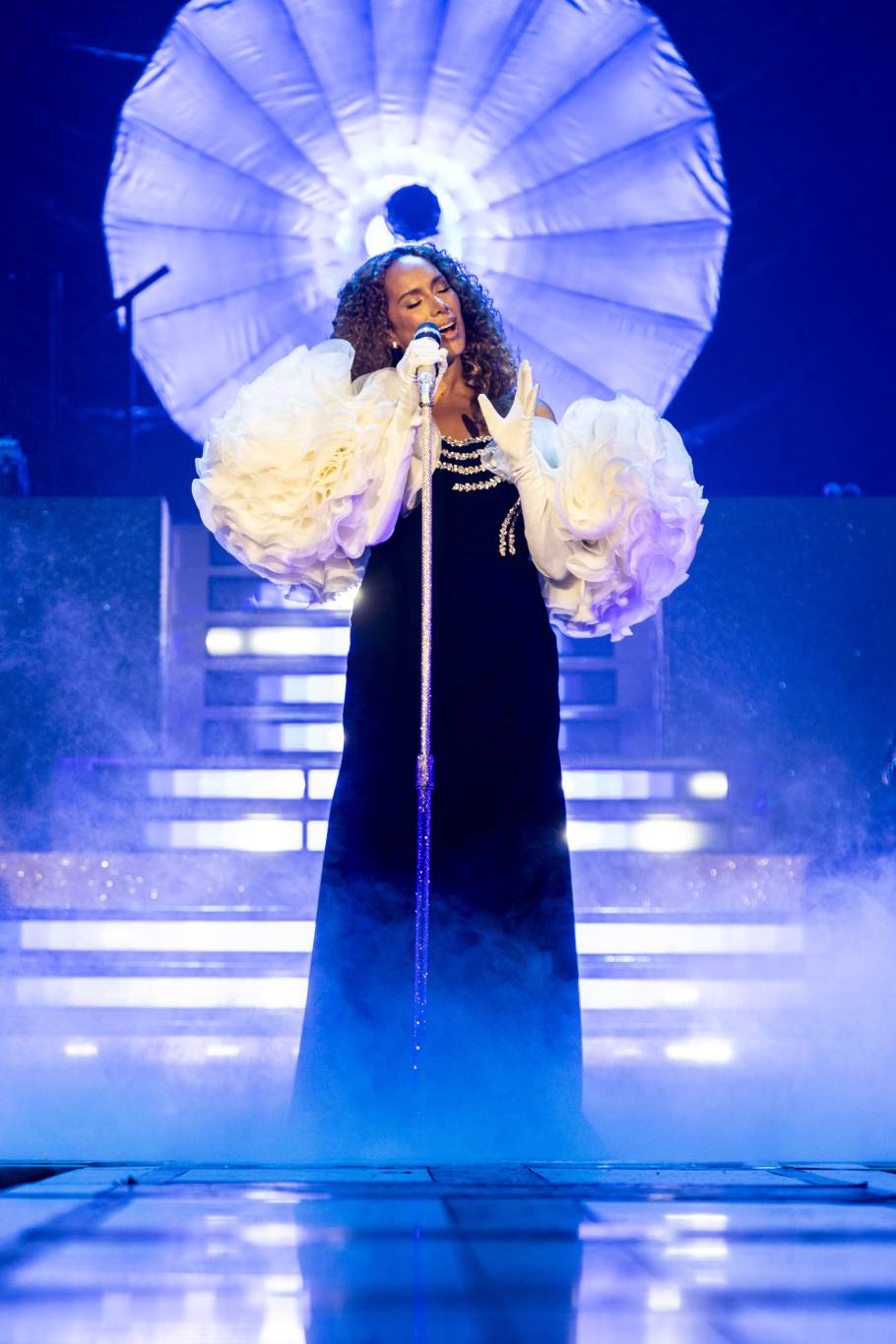 أمجد العضب يوقّع إطلالة ملكية للنجمة ليونا لويس في لاس فيغاس