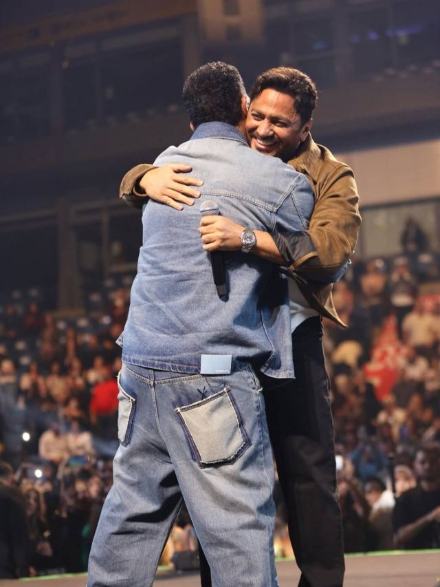 تامر حسني يحتضن أحمد سعد