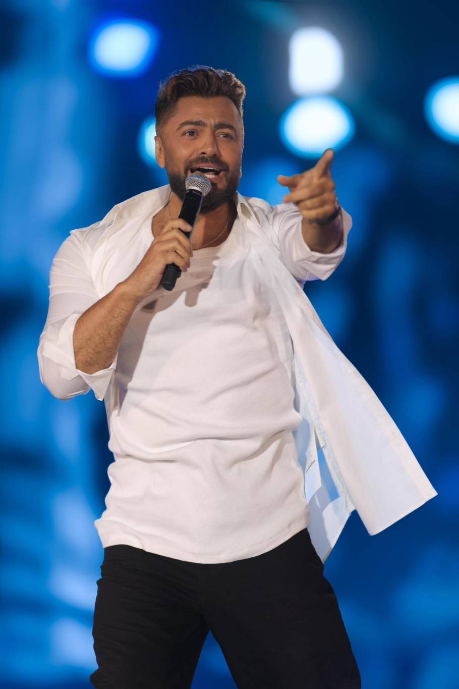 تامر حسني يعلّق على فوزه بلقب رجل العام الأيقوني