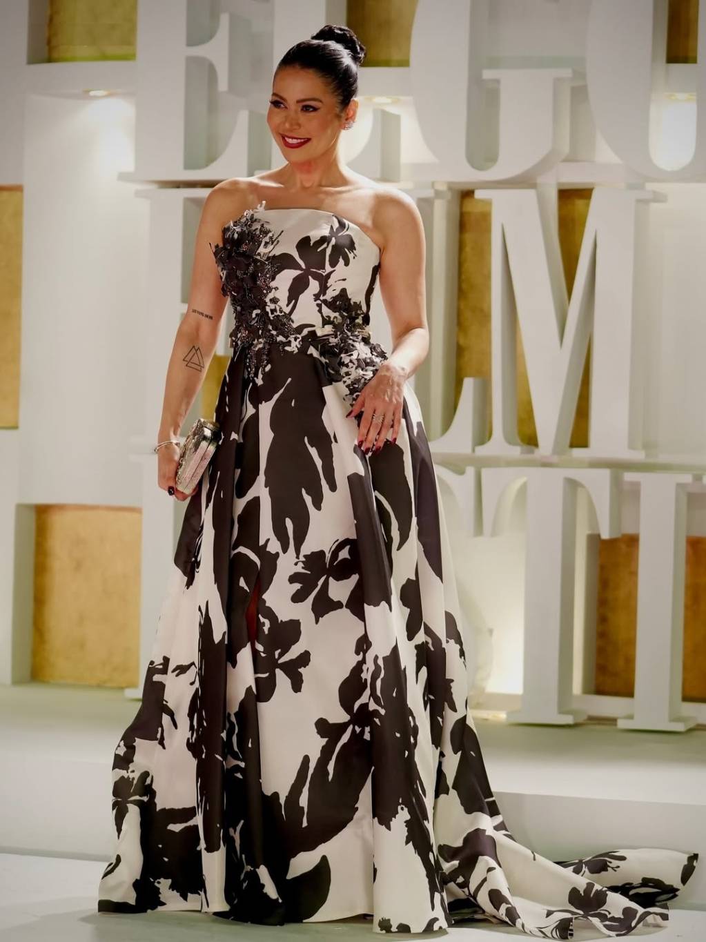 لقاء الخميسي تهاجم واصفي إطلالات الفنانات في المهرجانات بالجريئة