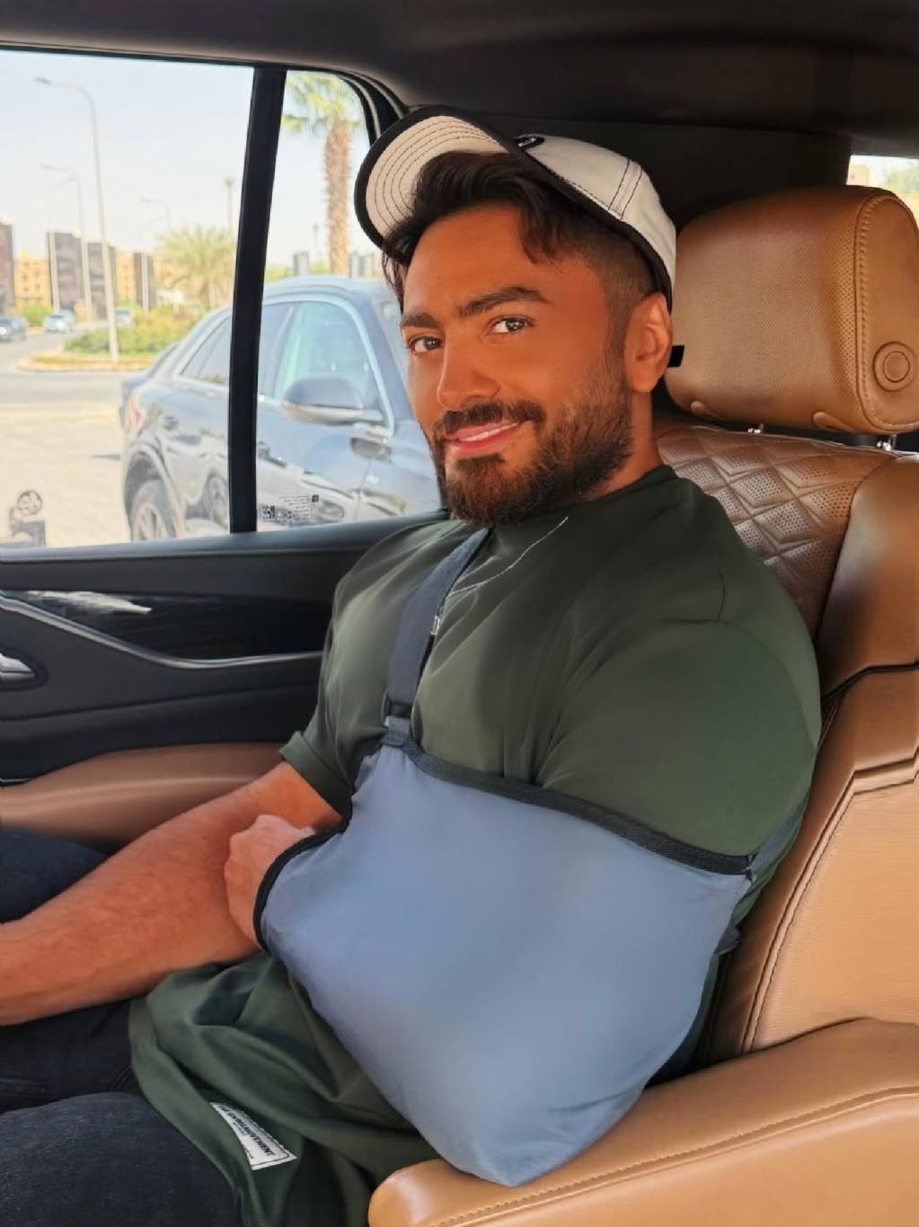 تامر حسني يتحدث عن أسباب إصابته في ذراعه للمرة الأولى