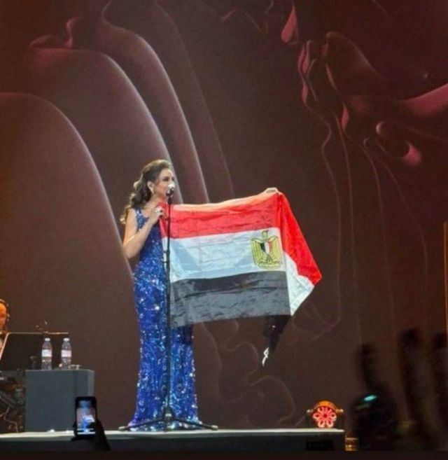 أنغام ترفع علم مصر على المسرح