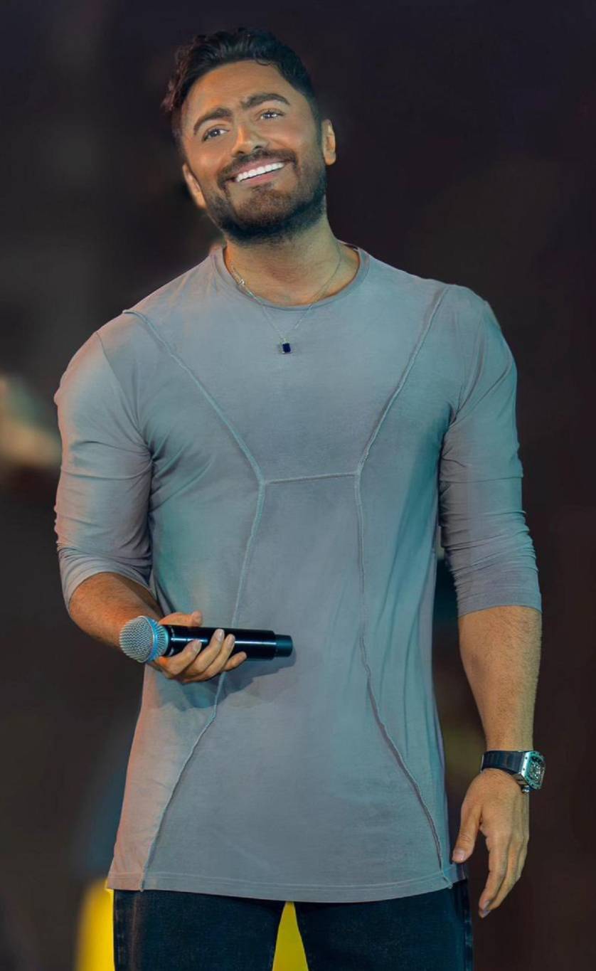 تامر حسني يتصدّر السوشيال ميديا بموقف طريف في حفله الأخير (فيديو)