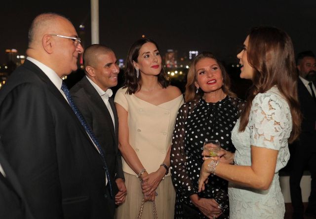 يسرا تستمع الى ملكة الدنمارك