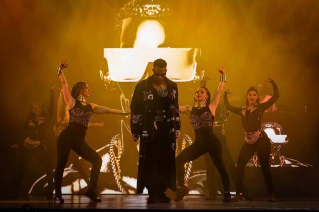 محمد رمضان مع فرقته الاستعراضية