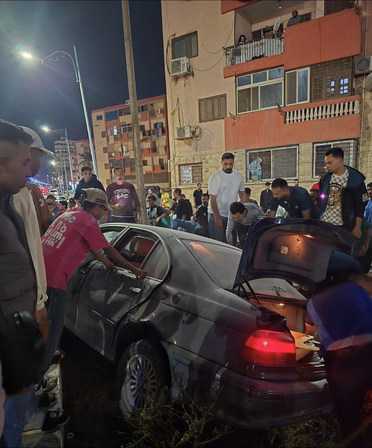 محاولات لإخراج علي رؤوف من السيارة