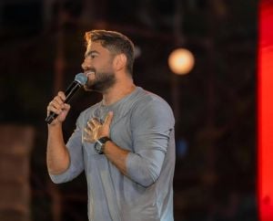 تامر حسني يشارك أجواء الرحلة العائلية الى فرنسا قبل انطلاق حفله (فيديو)