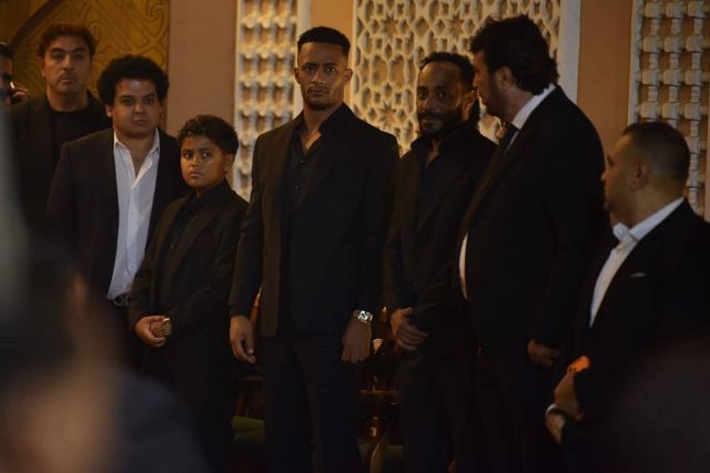 محمد رمضان وابنه علي في العزاء