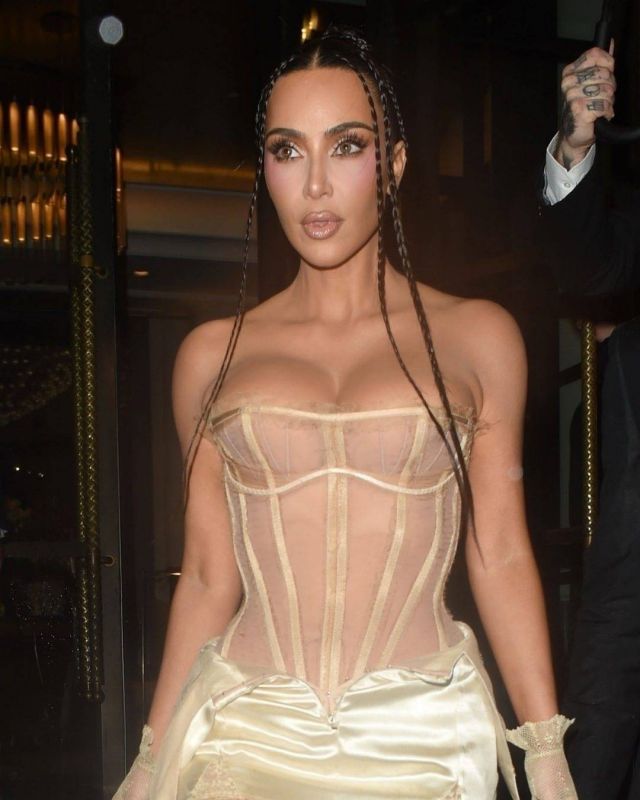 كيم كارداشيان في ثاني إطلالات عيد ميلادها الأخير  