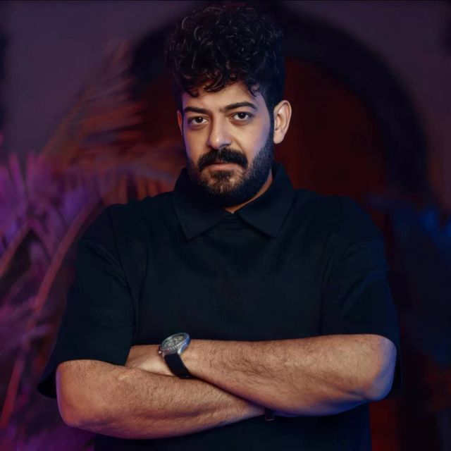 محمد رمضان يُعزّي بإسماعيل الليثي والجمهور يتدافع حوله (فيديو)