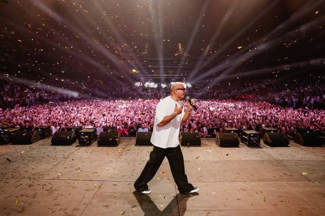 عمرو دياب يتفاعل مع الجمهور