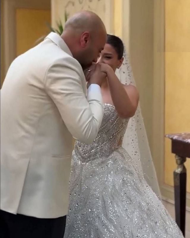 حاتم صلاح يقبّل يد عروسه