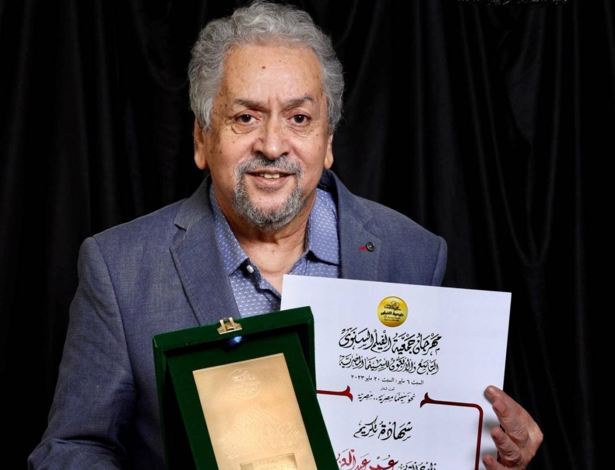 عمر عبد العزيز يتحدث عن حالته الصحية بعد ظهوره على كرسي متحرك (فيديو)