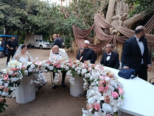 حاتم صلاح وعروسه لحظة عقد القران