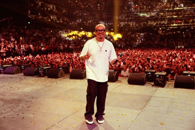 عمرو دياب يتألق على المسرح