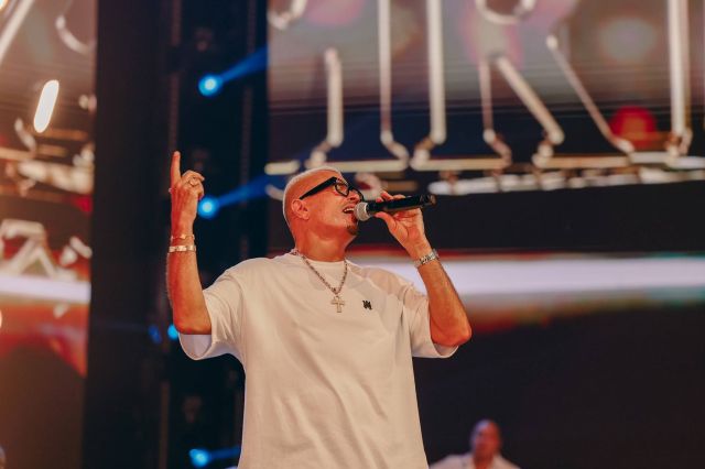 عمرو دياب مندمجاً في الغناء