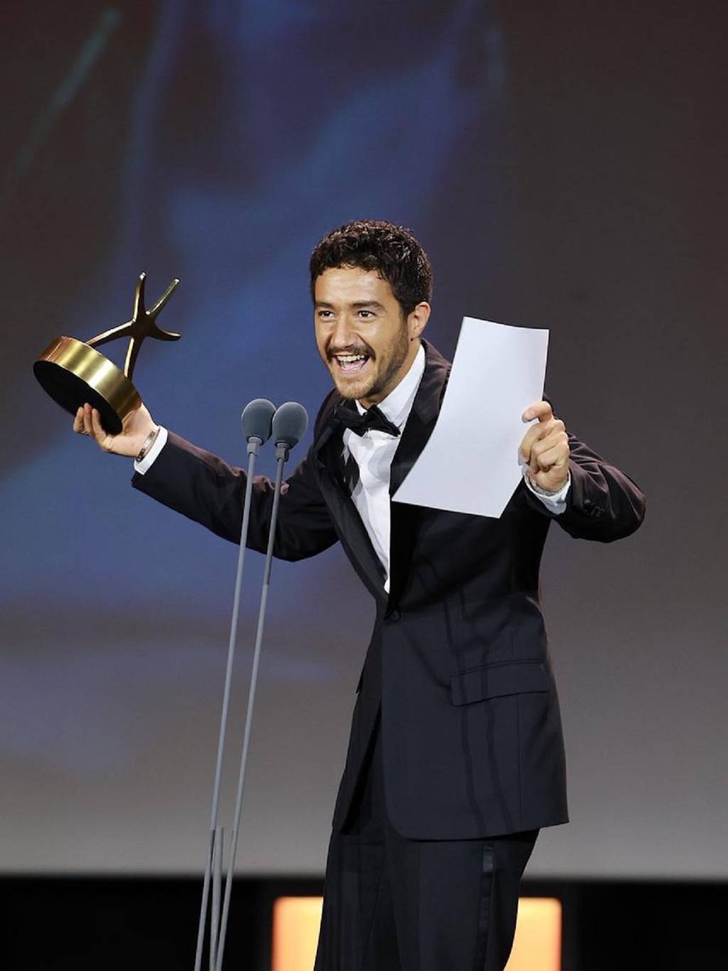 أحمد مالك يعلق على فوزه بأول جائزة مصرية لأحسن ممثل بمهرجان الجونة (فيديو)