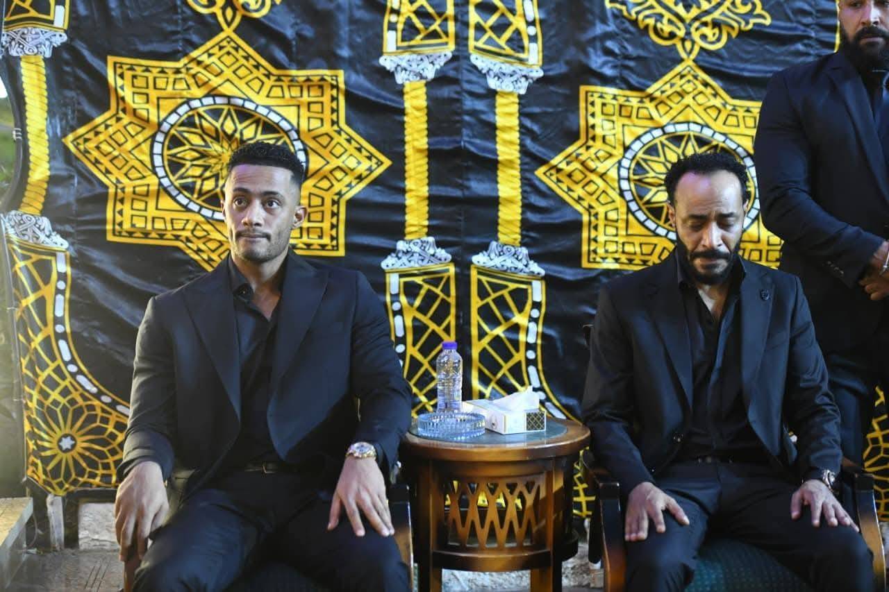 محمد رمضان وشقيقه محمود يتقبّلان التعزية بوالدهما
