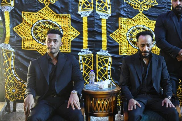 محمد رمضان وشقيقه محمود يتقبّلان التعزية بوالدهما