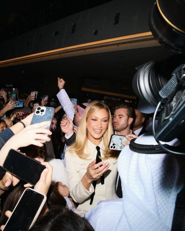 بيلا حديد بين المعجبين