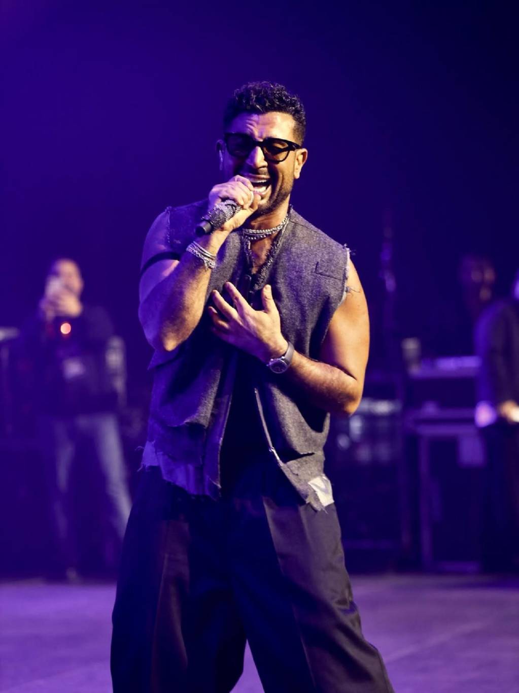 أحمد سعد يشعل ليل باريس بحفل حمل لافتة كامل العدد (فيديو)