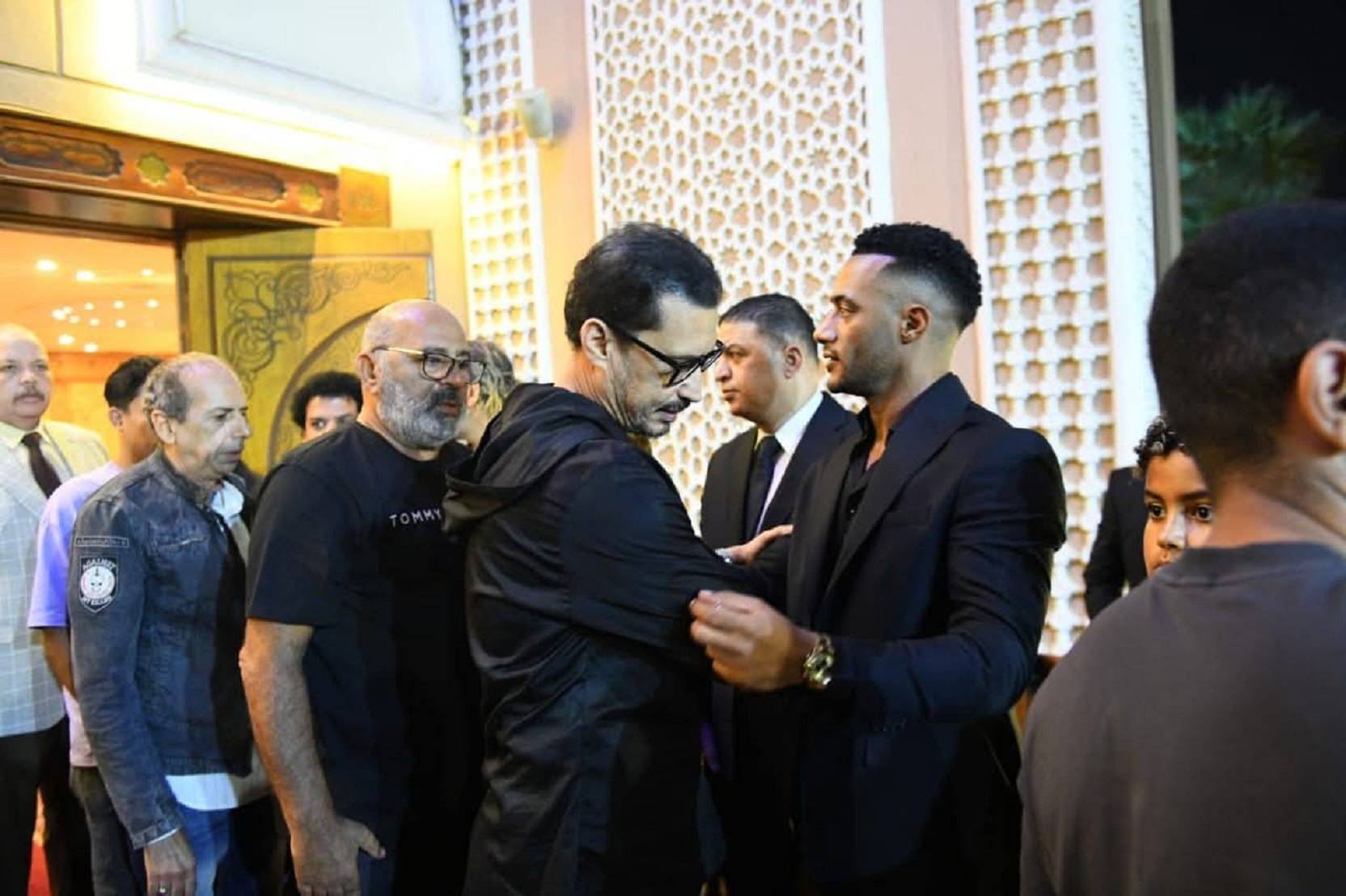 محمد رمضان يتلقّى التعزية بوالده