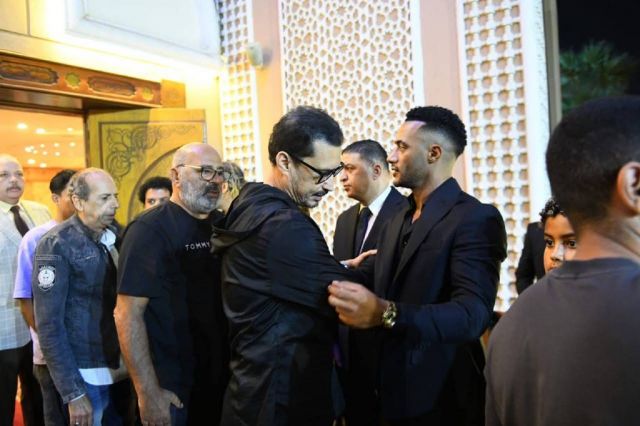 محمد رمضان يتلقّى التعزية بوالده